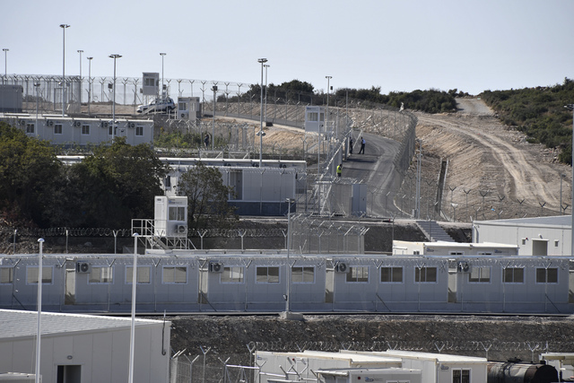 Den nye leiren kan huse 3000 mennesker og har strengt vakthold, ifølge greske myndigheter. Foto: Michael Svarnias / AP / NTB