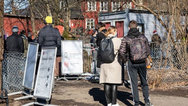 Køene til teststasjonen på Adamstuen i Oslo har vært lange for personer som ønsker å teste seg. Foto: Terje Pedersen / NTB