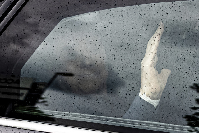 Berlusconi i baksätet av en bil när han lämnade sjukhuset.