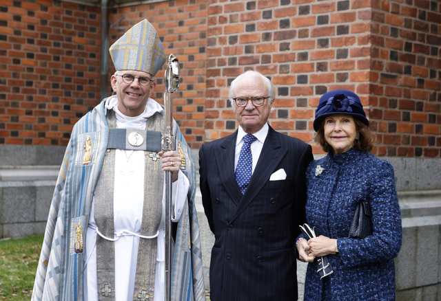  Nya ärkebiskopen Martin Modéus med kung Carl XVI Gustaf och drottning Silvia efter mottagningsgudtjänsten i Uppsala domkyrka.