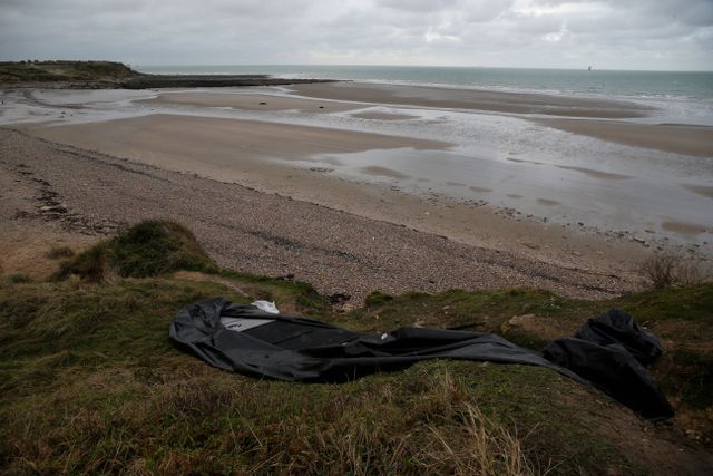En skadad uppblåsbar båt på stranden i Wimereux 2021 efter att tiotals migranter dött när de försökt korsa Engelska kanalen. Arkivbild.