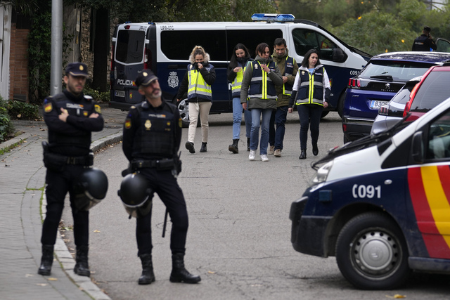 Polis utanför ambassaden i Madrid i går.