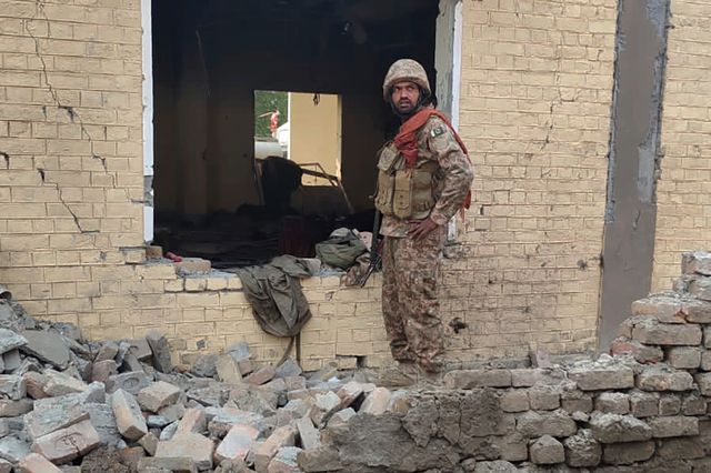 En självmordsbombare slog till mot en bas i Dera Ismail Khan i Pakistan och orsakade stor förödelse.