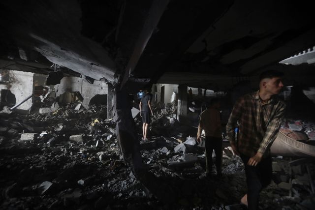 Palestinier söker överlevande efter en attack på ett flyktingläger i Rafah tidigare i veckan.