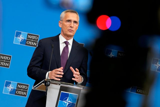 Stoltenberg vid en pressträff före Natomötet.