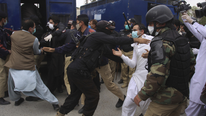 6. april pågrep politiet leger som krevde bedre lokaler og utstyr til å behandle covid-19-pasienter i Quetta i Pakistan.