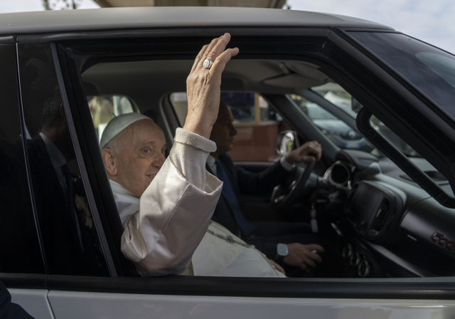 Påven lämnar sjukhuset den 1 april.
