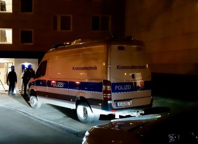 Den tyska polisen på plats utanför lägenhetshuset i stadsdelen Lichtenberg