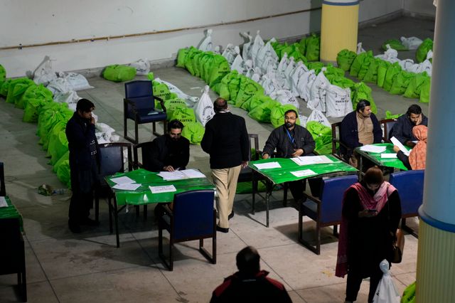 Pakistanska valarbetare förbereder inför valet.