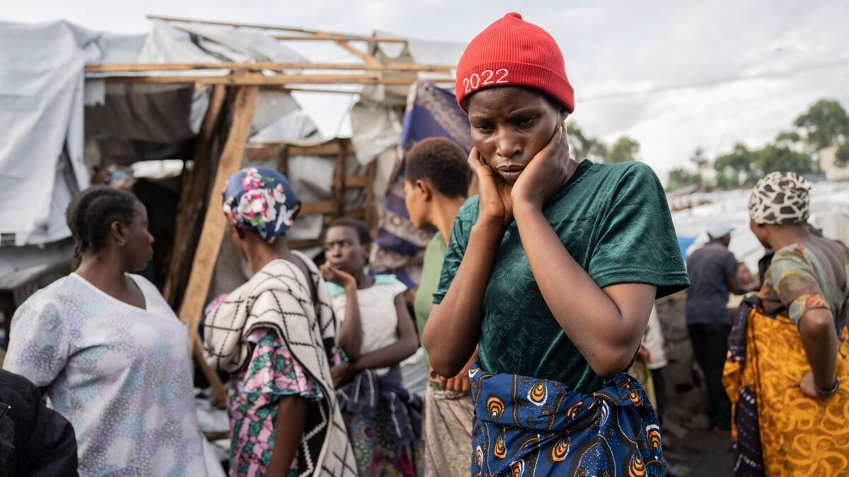 Folk samlet seg ved åstedet for eksplosjonen i en flyktningleir i Mugunga i utkanten av Goma fredag. Foto: Moses Sawasawa / AP / NTB