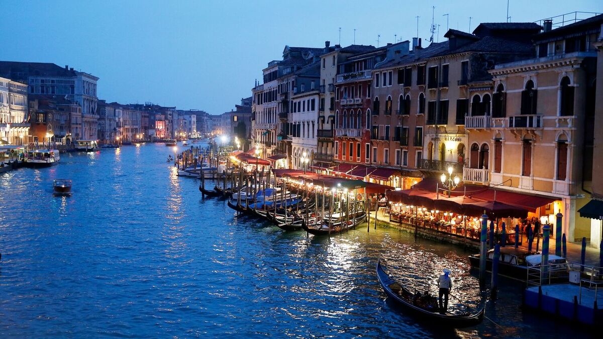 Milioner av besøkende lokkes hvert år til Venezia, som prøver å få kontroll over masseturismen. Fra torsdag må dagsturister betale inngangspenger på de travleste dagene. Illustrasjonsfoto: Cornelius Poppe / NTB