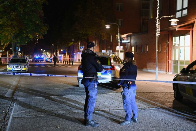 Polis på plats i Skarpnäck i södra Stockholm.