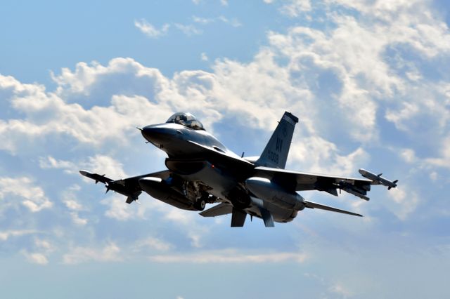 F-16-plan kan attackeras av ryska styrkor i Natoländer, enligt Rysslands president Vladimir Putin. Arkivbild.