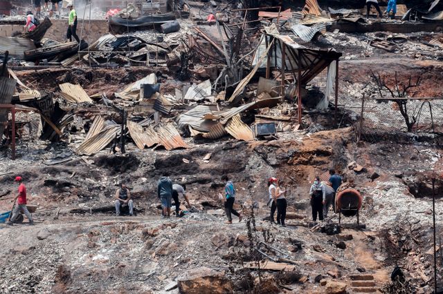 Röjning pågår efter skogsbränder som nått och ödelagt samhället Viña del Mar i Chile.