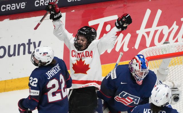 Kanadas Danielle Serdachny firar efter lagkamraten Marie-Philip Poulins mål i andra perioden av VM-finalen som Kanada vann med 6–5 efter förlängning.