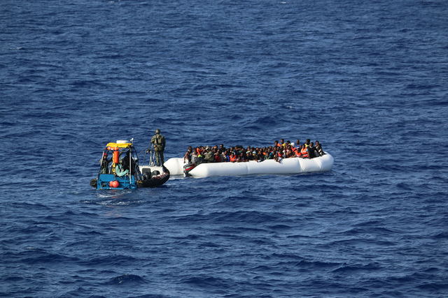 Båt med migranter i Medelhavet utanför Libyens kust 2015.