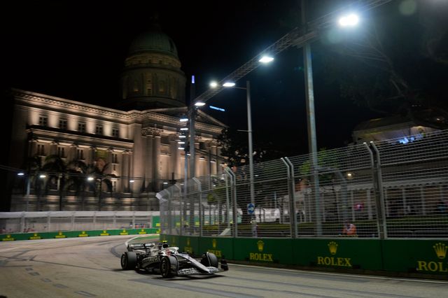 F1-loppet i Singapore körs i mörker, vilket bidragit till dess popularitet. På bilden Alpha Tauris japanske förare Yuki Tsunoda förra året.