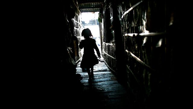 Pandemien har økt antallet ekstremt fattige med 100 millioner, ifølge Norad. Her en foreldreløs jente i slummen i Bangladeshs hovedstad Dhaka. Foto: Sara Johannessen Meek / NTB