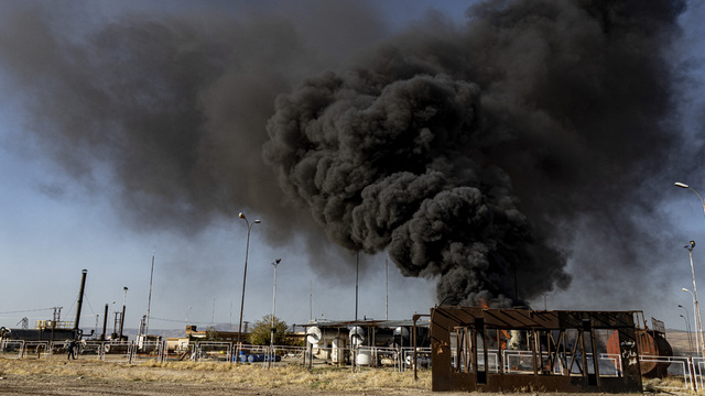 En oljedepå brinner efter ett turkiskt flyganfall nära staden Qamishli i Syrien i onsdags.