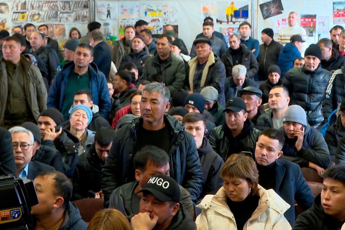 Anhöriga till gruvarbetarna som dog i branden i Karaganda, Kazakhstan, lyssnar till president Kassym-Jomart Tokayev när han uttrycker sina kondoleanser.