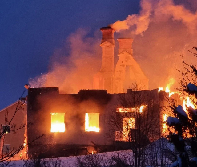 Räddningstjänsten beslutade att byggnaden skulle brinna ner.