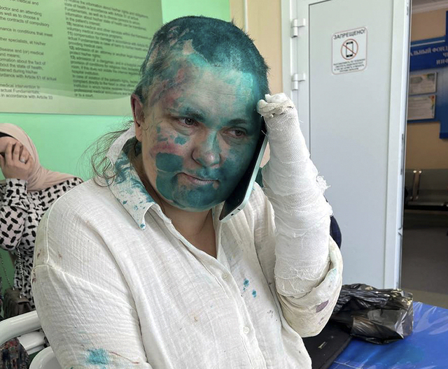 Elena Milashina på sjukhus efter misshandeln i staden Grozny.