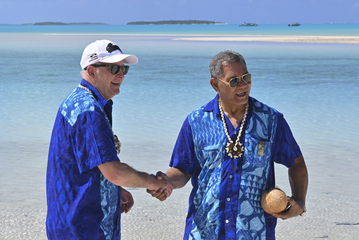 Australiens premiärminister Anthony Albanese och Tuvalus premiärminister Kausea skakar hand på One Foot Island efter Pacific Islands Forum. Australien beslutade i dag att landet välkomnar det sjunkande örikets invånare på grund av de stigande havsnivåerna och återkommande kraftiga stormar.