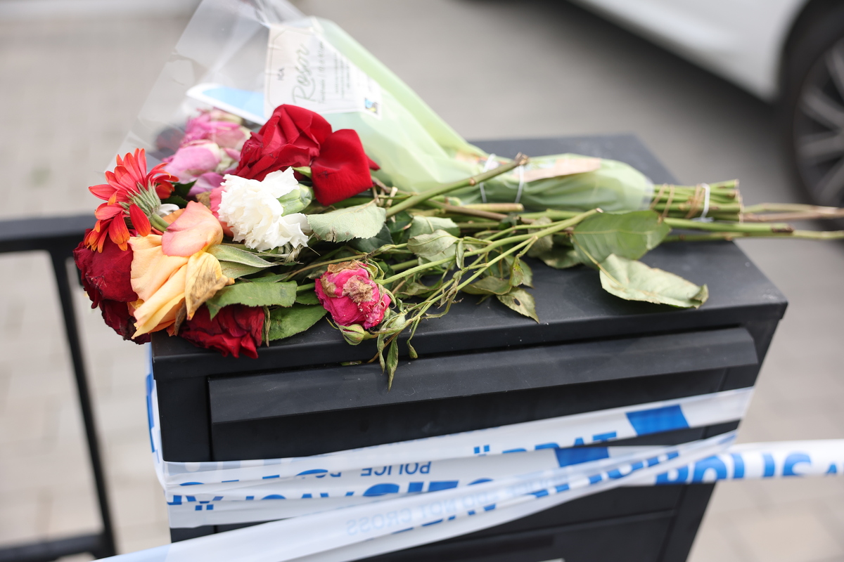 Blommor på en brevlåda efter mordet på Mogos Amanuel Tesfemariam. 