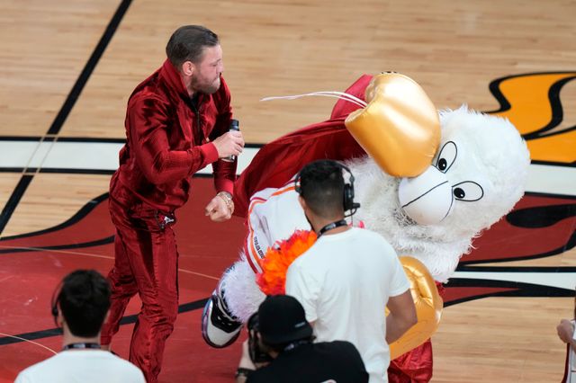MMA-fajtern Conor McGregor golvade Miamis maskot under en av finalmatcherna som en del av ett reklamjippo. Samma kväll anklagades han av en kvinna för övergrepp.