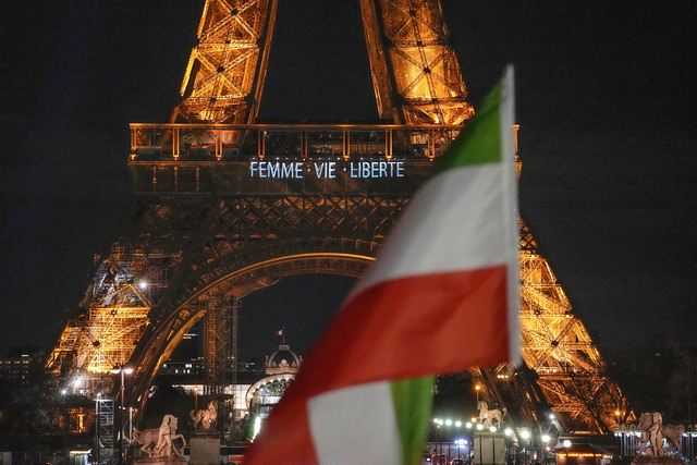 Eiffeltornet lystes upp med orden "Kvinna. Liv. Frihet".