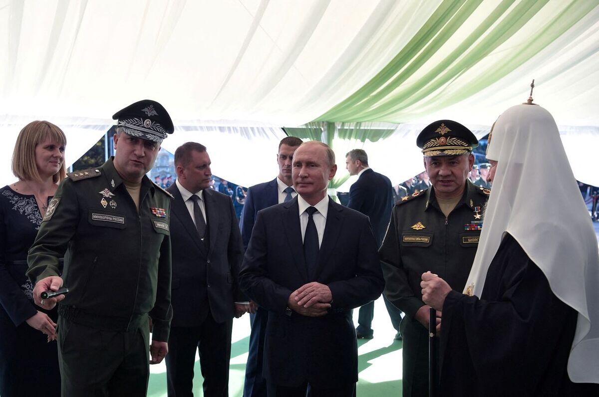 Viseforsvarsminister Ivanov avbildet sammen med president Vladimir Putin og forsvarsminister Sergej Sjojgu.