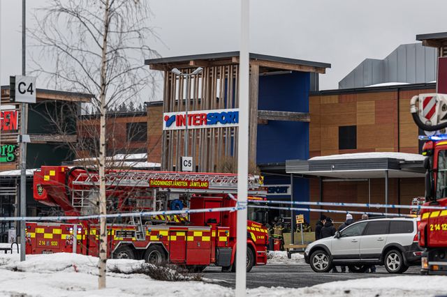 Taket till en sportbutik i Östersund rasade in på söndagen.