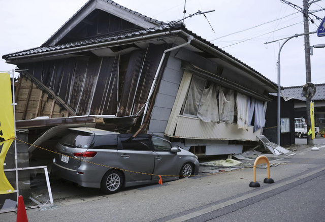 Minst en person har dött efter en jordbävning i Japan.