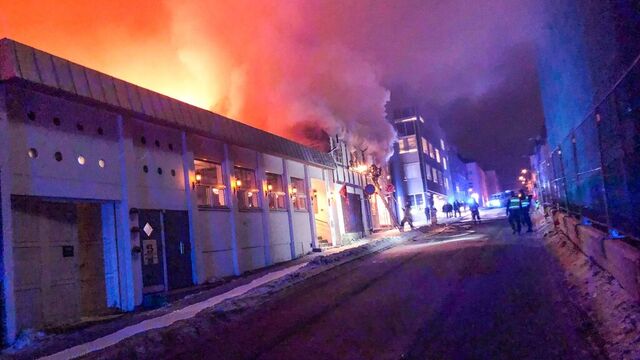 Rundt 50 personer ble evakuert fra nærliggende bygninger som følge av brannen som oppsto i en bygård på Hamar onsdag. Foto: Tangen Foto / NTB