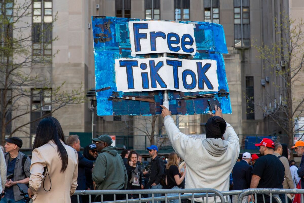 Protester i USA gällande lagförslaget om att förbjuda Tiktok. 