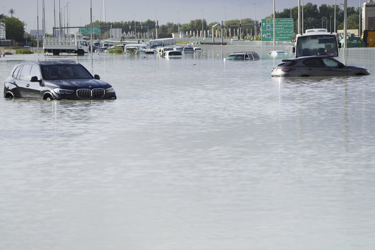 Biler står forlatt på en hovedvei i Dubai, som følge av flommen i Dubai. 