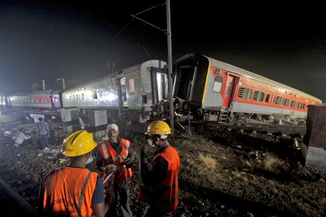 Räddningsarbetare arbetar vid tågolyckan i Odisha.