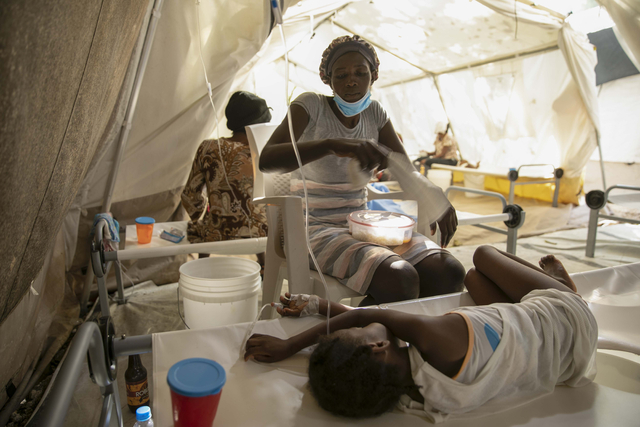 Kolerasmittade vårdas av representanter från Läkare utan gränser i Haitis huvudstad Port-au-Prince.