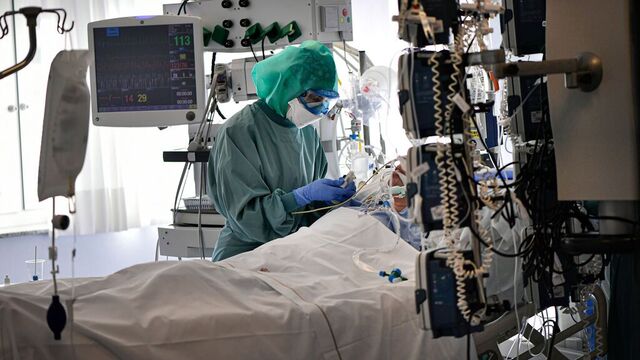 En koronapasient får behandling på et sykehus i Pamplona i Spania. Foto: Alvaro Barrientos / AP / NTB