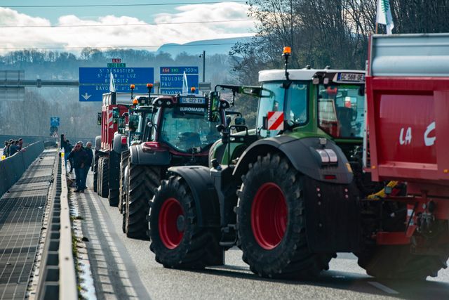 Franska jordbrukare blockerar en viadukt i Bayonne i sydvästra Frankrike på tisdagen.