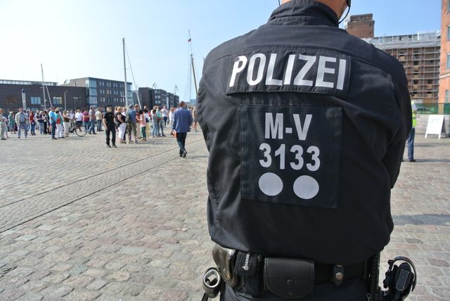 Hundratals tyska poliser utreds för högerextrema sympatier. Den avbildade personen har inget med texten att göra. Arkivbild.