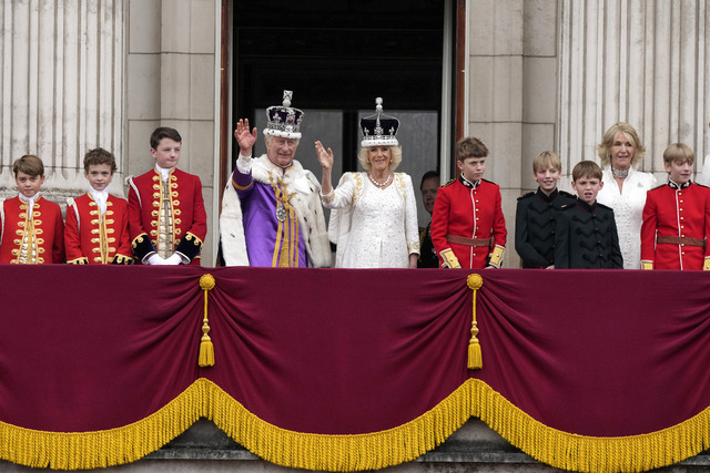 Kung Charles III och drottning Camilla vinkar till åskådare på kröningsdagen. 