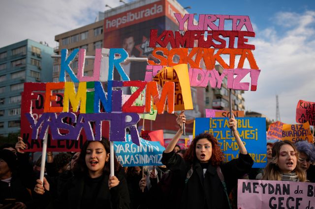 Protester i Istanbul i Turkiet den 25 november, internationella dagen mot våld mot kvinnor. Arkivbild.