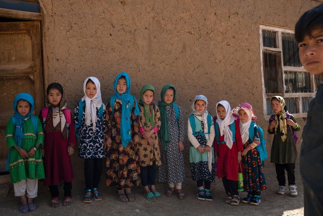 Afghanska barn vid en skola i Bamiyan i juni 2023. Flickor får bara gå i skola till och med elva års ålder.