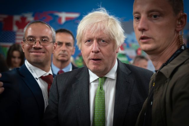 Förre premiärministern Boris Johnson saknade foto-id och nekades att rösta i lokalvalen i England, på grund av en lag han själv drivit igenom. Han tvingades vända för att ordna ett leg med foto. Arkivbild från 2023.