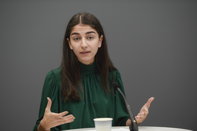 Klimat- och miljöminister Romina Pourmokhtari under en pressbriefing inför FN:s klimatkonferens COP27 i oktober.   