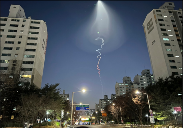 Ljuset av en sydkoreansk raket över Goynang igår. 