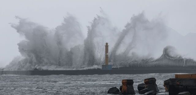 Tyfonen piskar upp gigantiska vågor.