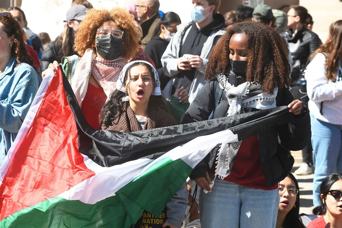 Hundrevis av studenter og andre demonstranter protesterer mot krigen i Gaza, søndag 21. april.