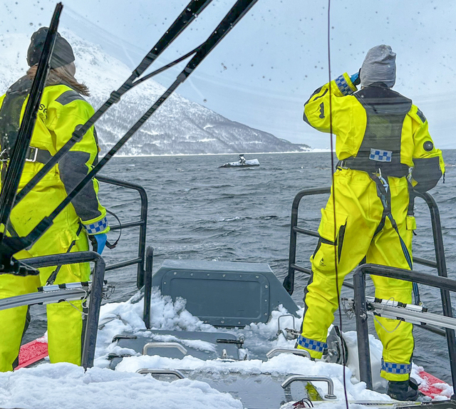Räddningssällskapet i Norge söker i vattnet efter snöskredet i Reinøya.